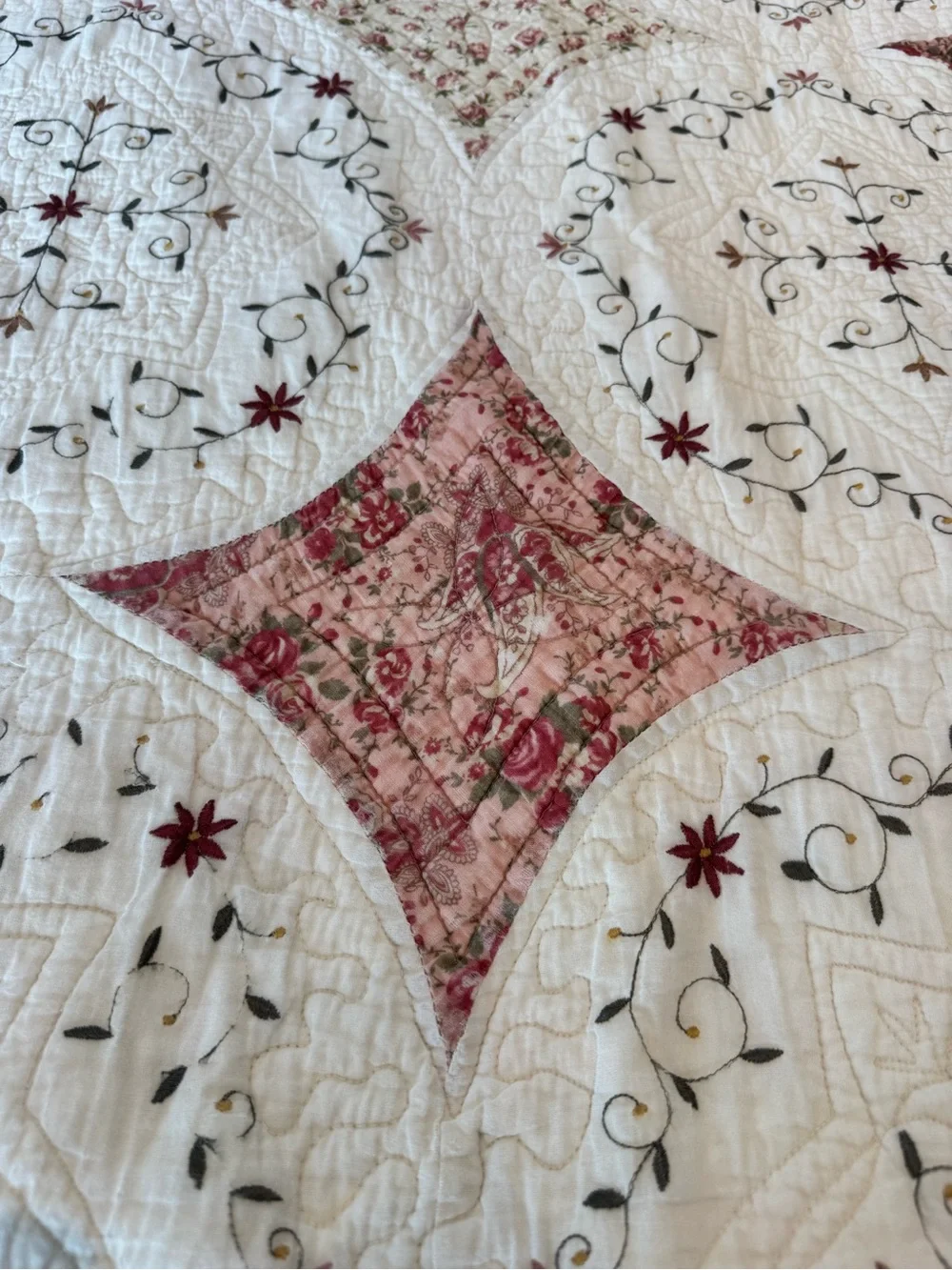 JC Penney 100% Cotton White/Dusty Rose Cal King+ Quilt Two Shams Floral Cottage